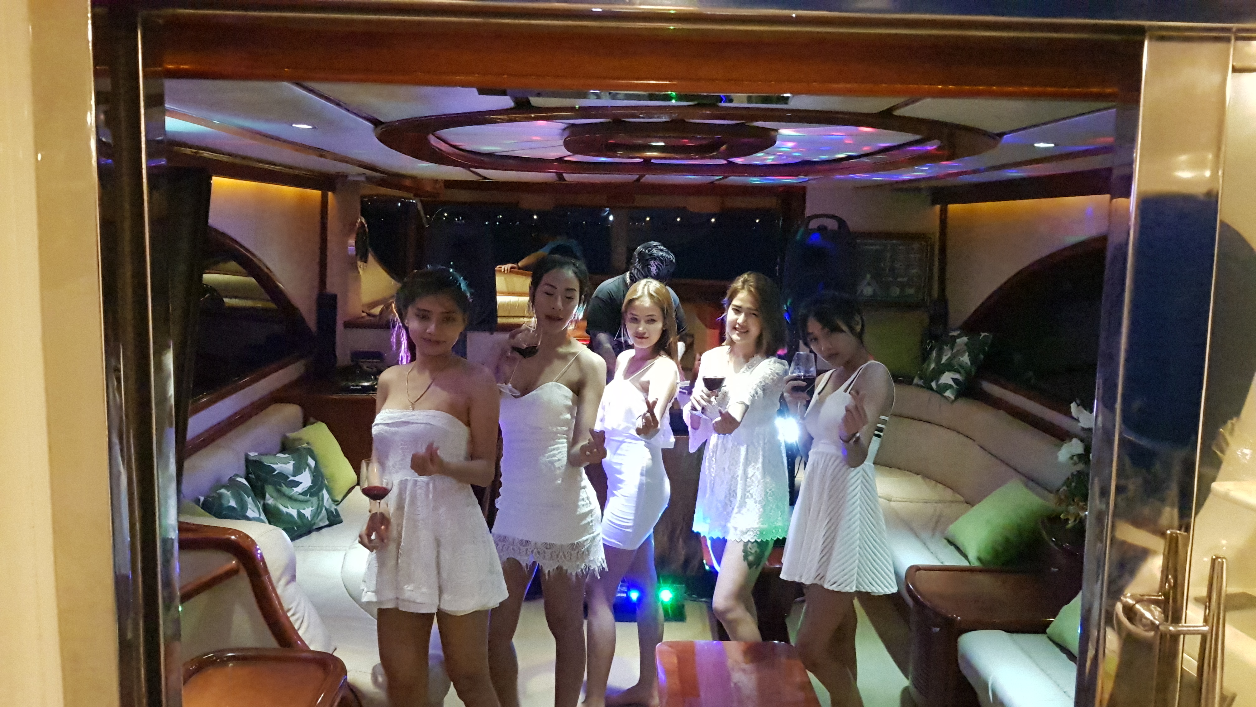 BLISS 日落 DJ 游艇派对 8 小时 图片 15